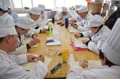 感恩师恩，技艺传承——中式面点培训班学员集体定制锦旗致谢培训学校